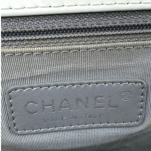 Chanel Pearl Iridescent Glazed Patent Leather Large Reverso Boy Flap Bag - Picture 16 of 16